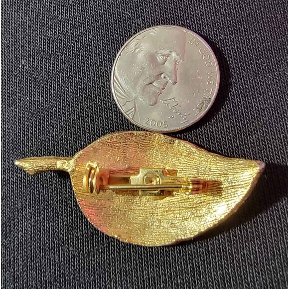 Vintage gold tone leaf brooch. - Picture 2 of 2